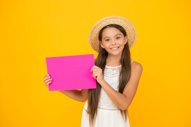 Sourire chaleureux vacances d'été et vacances enfant vente de mode saisonnière spectacle de beauté insouciant feuille de papier copie espace enfant souriant au chapeau de paille petit enfant annonce une activité de plage enfance heureuse