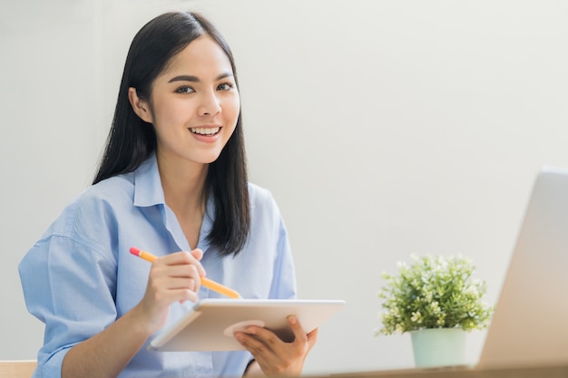 Sourire charmant jeune femme heureuse rester à la maison