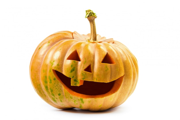 Sourire de citrouille d'Halloween sur une surface isolée blanche