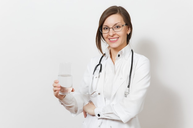 Sourire confiant belle femme médecin avec stéthoscope, lunettes isolées sur fond blanc. Femme médecin en blouse médicale tenant un verre d'eau. Personnel de santé, santé, concept de médecine.