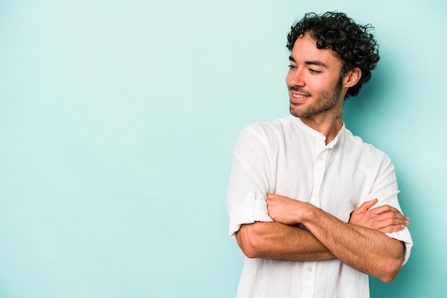 Sourire confiant avec les bras croisés