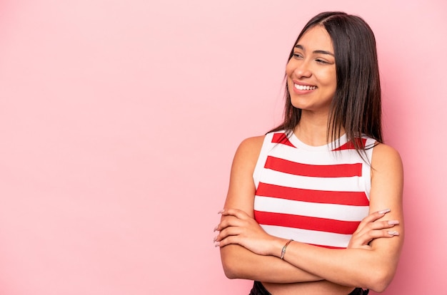 Sourire confiant avec les bras croisés