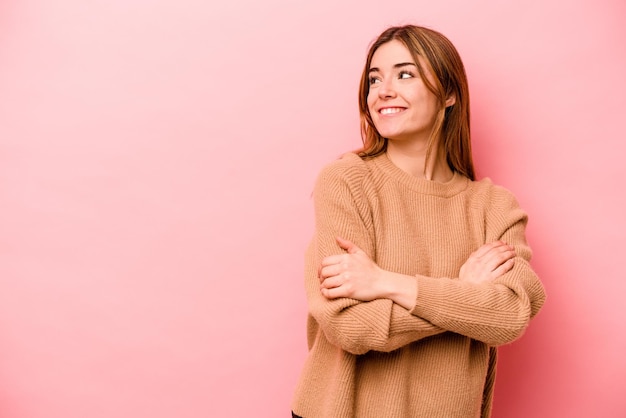 Sourire confiant avec les bras croisés