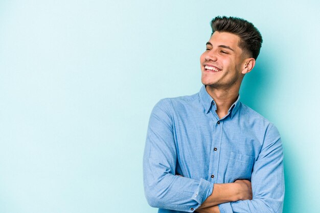 Sourire confiant avec les bras croisés