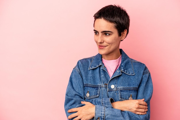 Sourire confiant avec les bras croisés