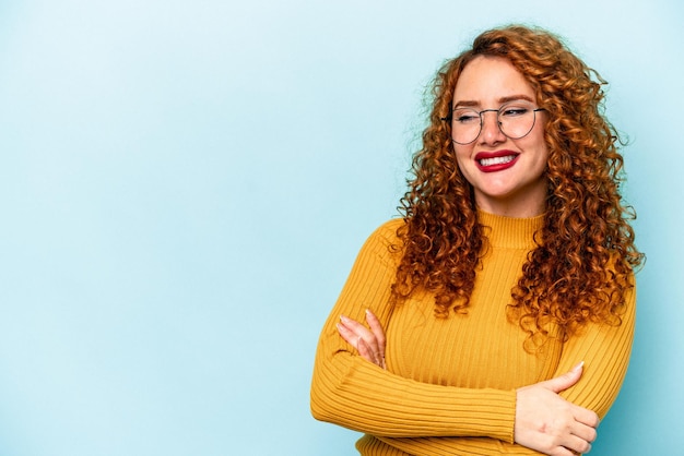 Sourire confiant avec les bras croisés