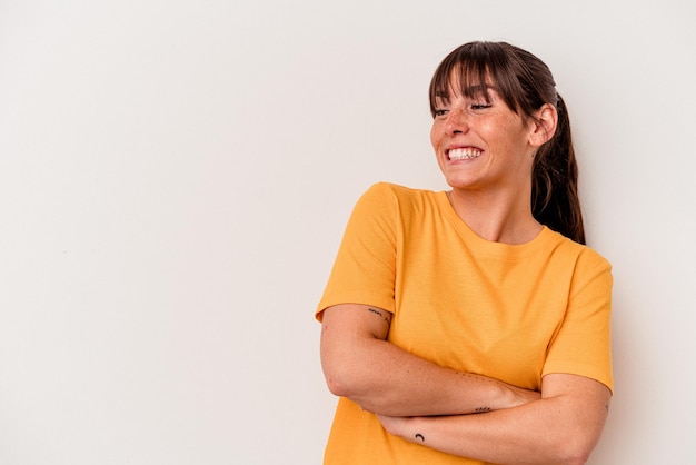 Sourire confiant avec les bras croisés