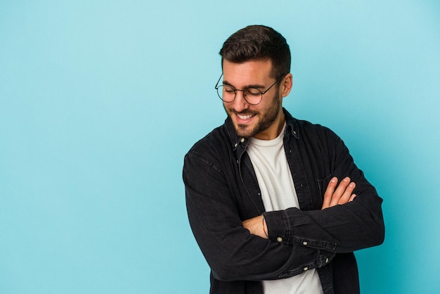 Sourire confiant avec les bras croisés