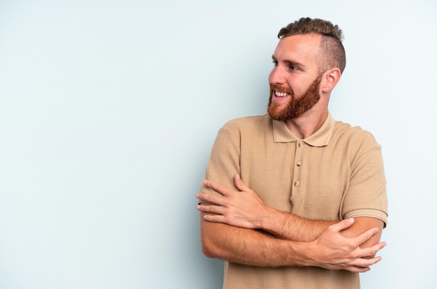 Sourire confiant avec les bras croisés