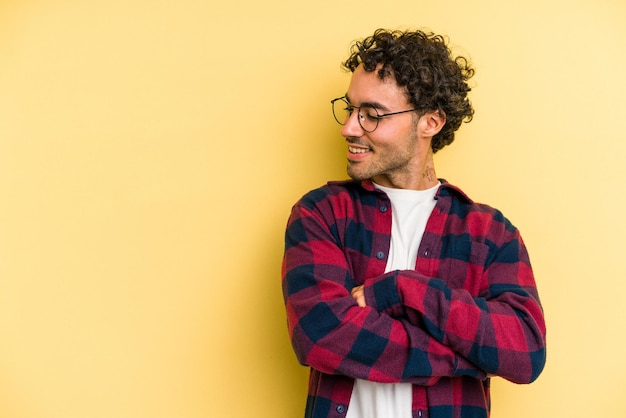 Sourire confiant avec les bras croisés