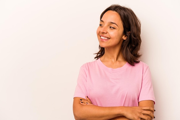 Sourire confiant avec les bras croisés