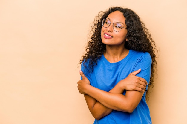 Sourire confiant avec les bras croisés