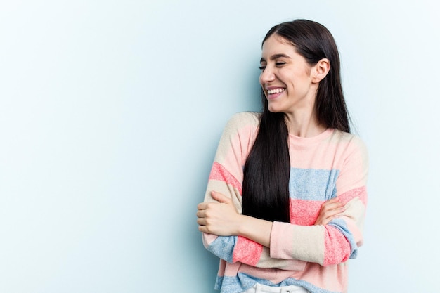 Sourire confiant avec les bras croisés