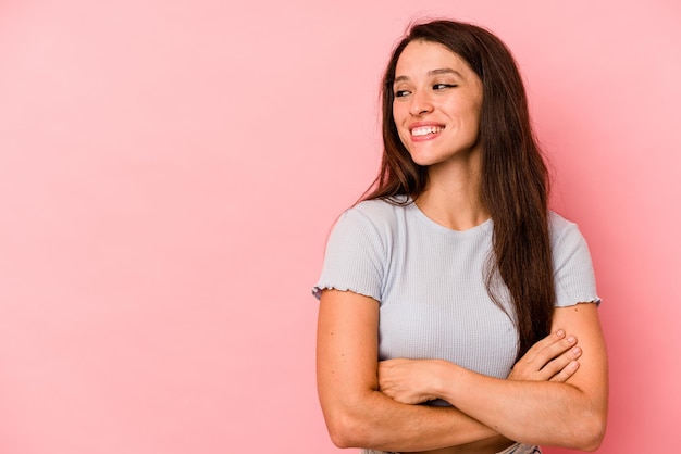 Sourire confiant avec les bras croisés