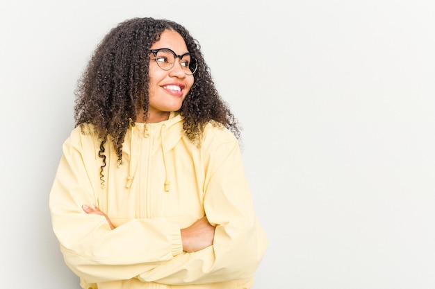 Sourire confiant avec les bras croisés