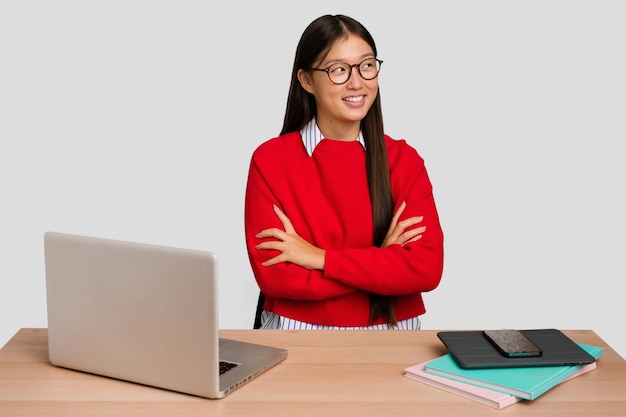 Sourire confiant avec les bras croisés