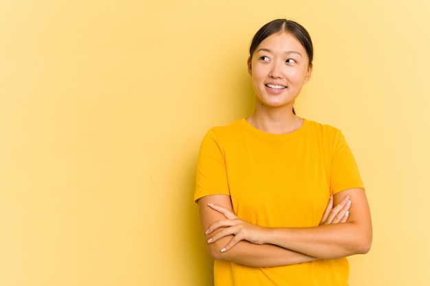 Sourire confiant avec les bras croisés