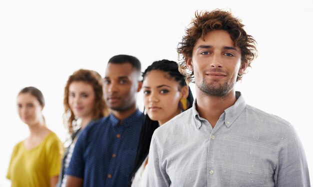 Photo sourire confiant et équipe de gens d'affaires en studio avec collaboration unité ou diversité fière fierté et portrait d'un groupe professionnel de jeunes designers créatifs isolés par un fond blanc