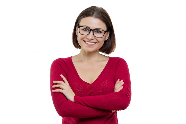 Sourire confiant femme d&#39;âge moyen confiant dans des verres avec les mains jointes