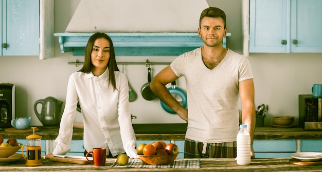 Sourire, couple, debout, cuisine, maison, portrait