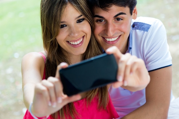 « Sourire couple prenant selfie »