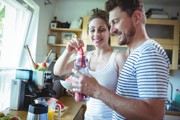 Sourire, couple, préparer, pastèque, smoothie, cuisine