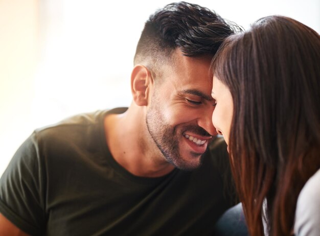 Le sourire couple et le toucher du front à la maison pour l'amour la liaison ensemble et une relation saine pour la sécurité les gens heureux et l'affection avec calme matin romance et partenaire gratitude pour l'engagement