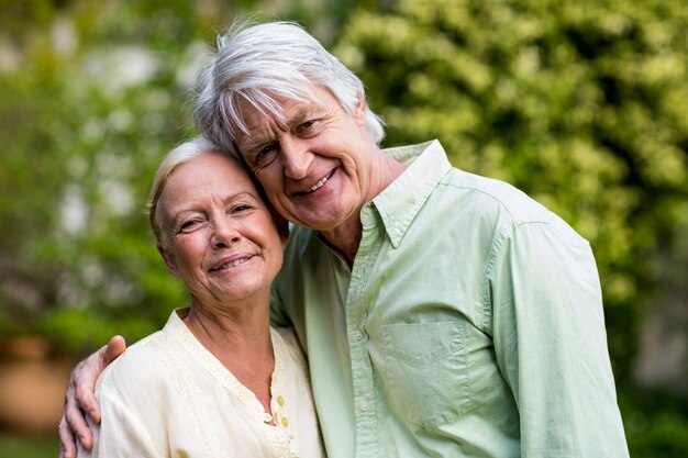 Sourire, couples aînés, debout, dans, yard