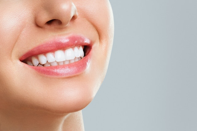 Photo sourire de dents saines parfaites d'une jeune femme. blanchissement dentaire. concept de stomatologie.