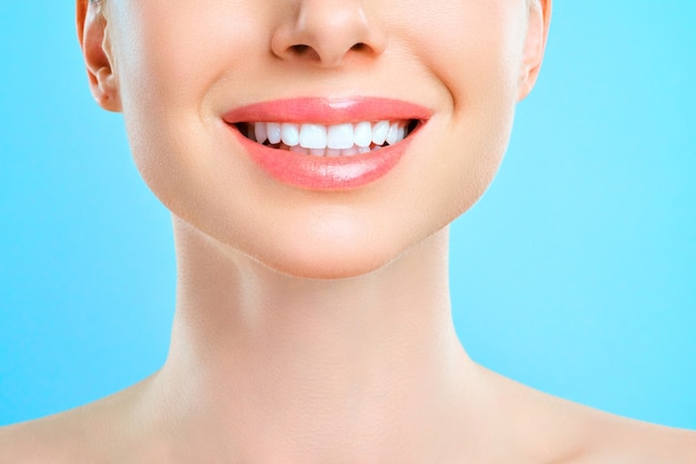 Sourire de dents saines parfaites d'une jeune femme. Blanchissement dentaire. Soins dentaires, concept de stomatologie.