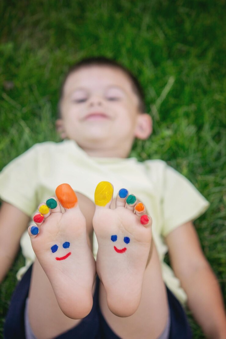 Photo un sourire dessiné avec des peintures sur les jambes d'un enfant