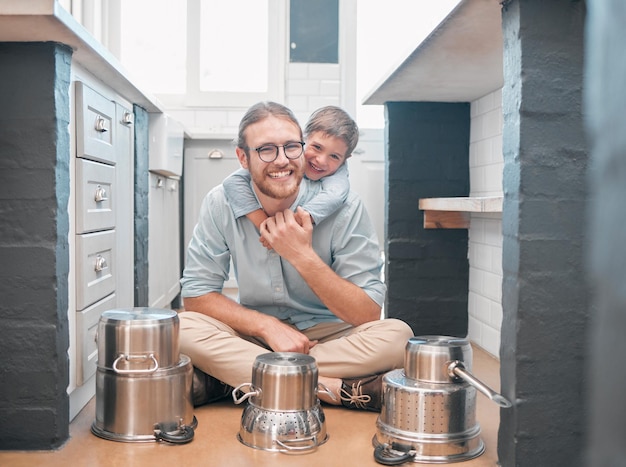 Le sourire est certainement l'un des meilleurs remèdes de beauté Photo d'un père et de son fils dans la cuisine