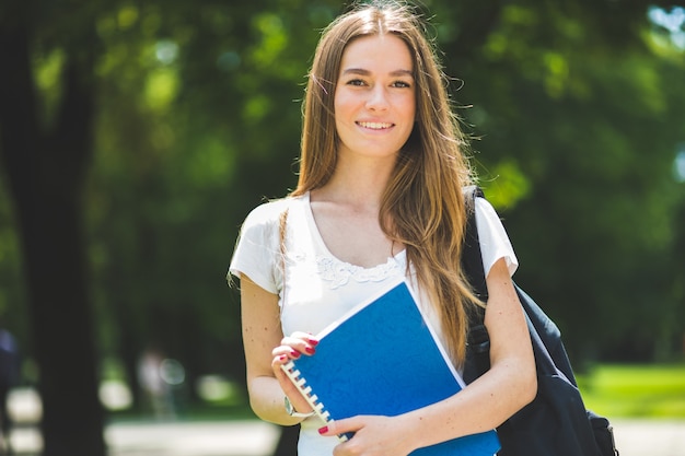 Photo sourire étudiant en plein air