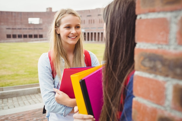 Sourire d&#39;étudiants en plein air à l&#39;université