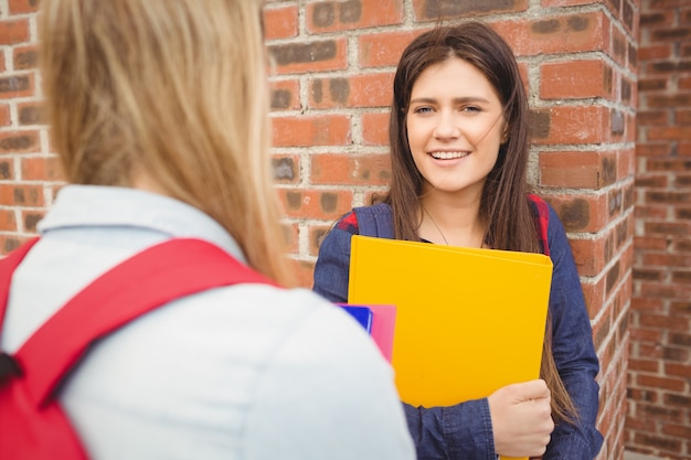 Sourire d&#39;étudiants en plein air à l&#39;université