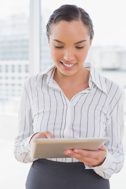 Sourire de femme d&#39;affaires à l&#39;aide de sa tablette pc