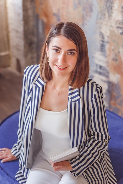 Sourire Femme d'affaires assis devant des plantes d'intérieur