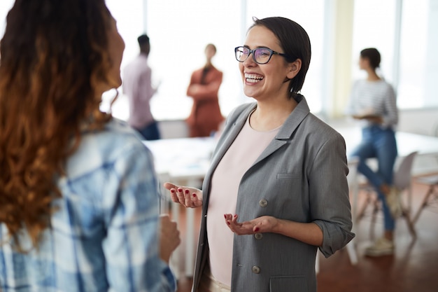 Sourire, femme affaires, bavarder, à, collègue