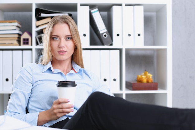 Sourire, femme affaires, boire, café