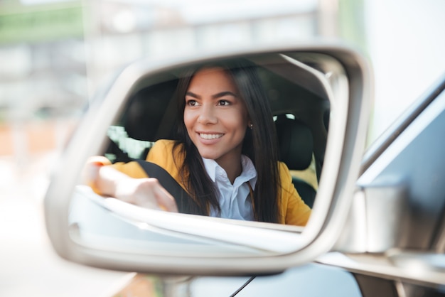 Sourire, femme affaires, côté, vue, voiture, miroir