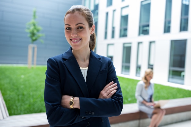 Sourire, femme affaires, debout, bureau, locaux