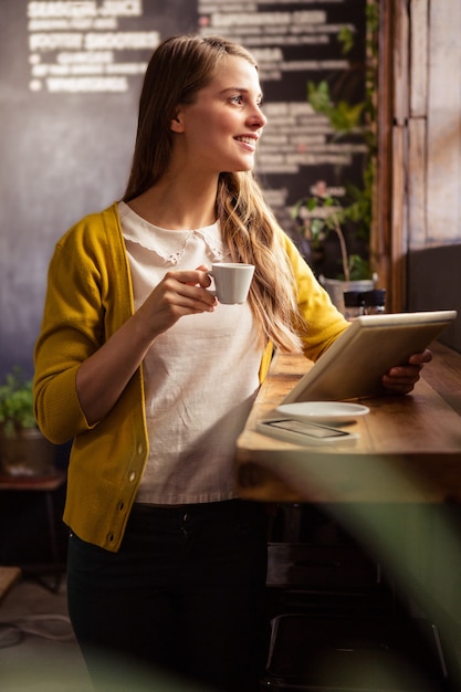 Sourire, femme, boire, café, utilisation, tablette