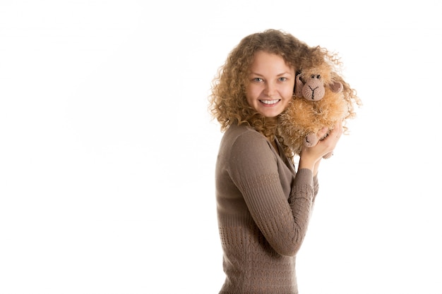 Sourire femme avec un chien en peluche