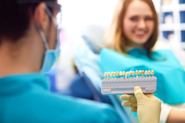 Sourire de femme européenne avec des dents saines blanchissant Concept de soins dentaires Diverses nuances de ton