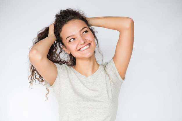 Sourire femme heureuse jeune boucles beau fond