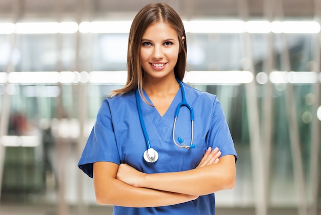 Sourire femme médecin dans son hôpital