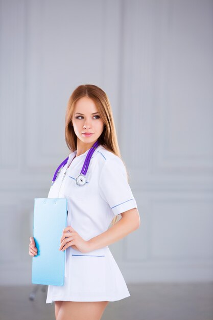 Sourire de femme médecin à l'hôpital