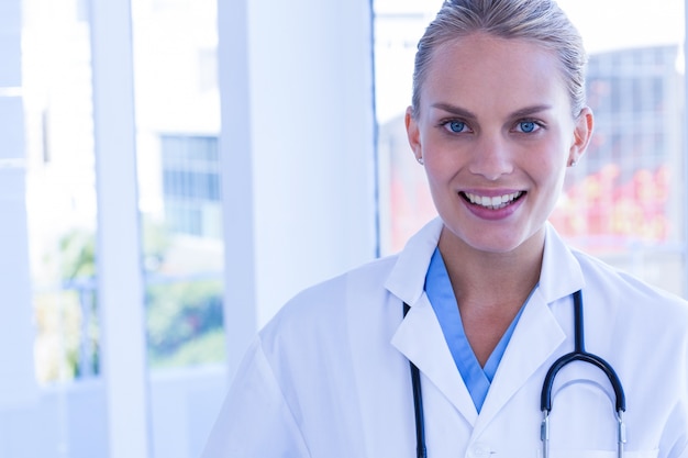 Sourire, femme médecin, regarder appareil-photo