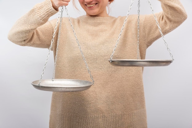 Photo sourire femme tient la balance vide concept de justice d'équilibre