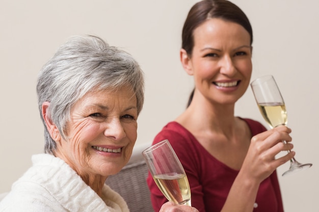 Sourire des femmes tenant un verre de champagne